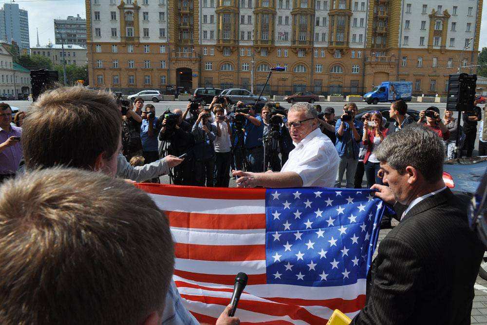 Жириновский и Дегтярев подарили США чистый флаг и новые трусы