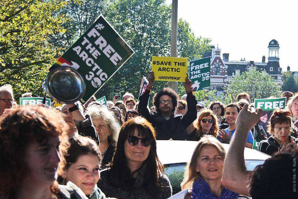 У посольства России в Гааге прошла акция протеста в поддержку активистов организации Greenpeace