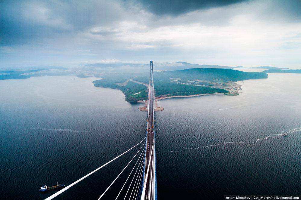 Нелегальное восхождение на самой большой в мире вантовый мост во Вледивостоке