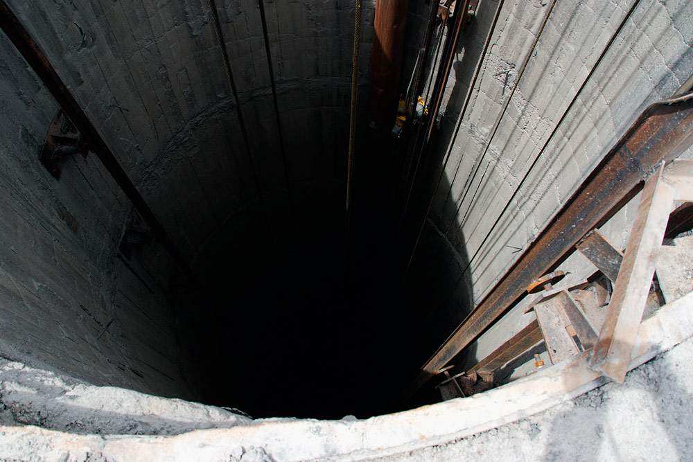 У входа в вертикальную шахту глубиной. Зарамагская ГЭС-1. Зарамагская ГЭС-1 выработка. Ствол Зарамагская ГЭС. Зарамагская ГЭС тоннель.