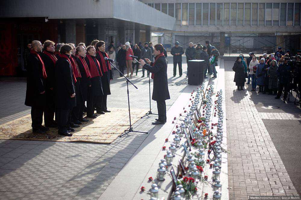 Похороны погибших в теракте в москве. Гранитного камня, который был посвящен жертвам «Норд-оста». Памятный знак Норд-ОСТ.