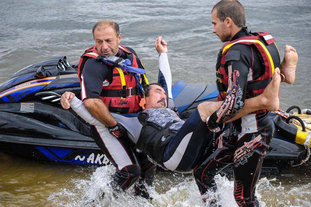 На учениях МЧС на Москве-реке спасли всех учебно тонувших
