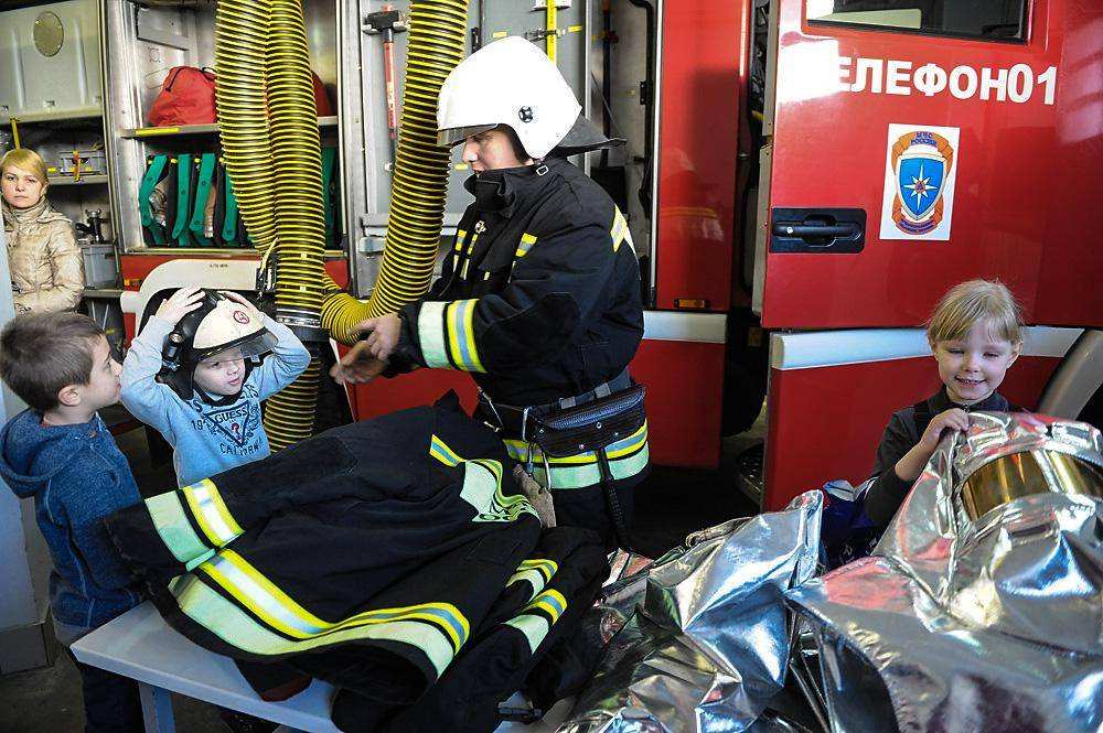 Пожарной город. Пожарная часть Осташков. Город пожарный. Пожарнов город в России. Эдмонд город пожарная служба.