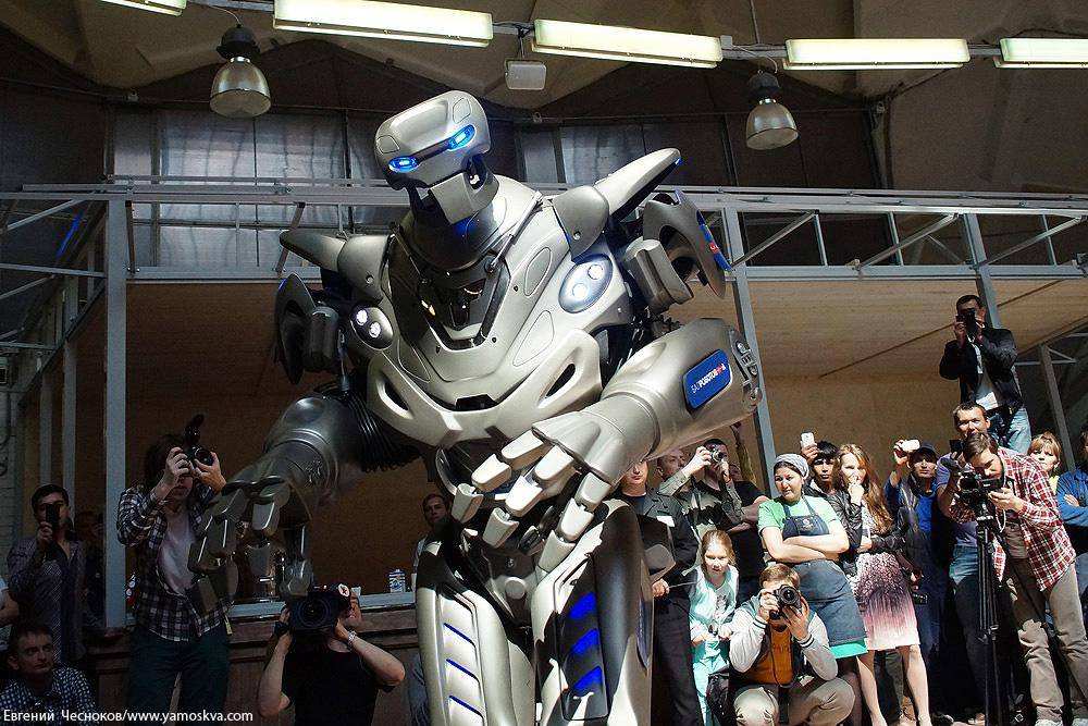 Робот Титан. Огромный робот Титан. Британские роботы. Команды робота. Про роботов на английском