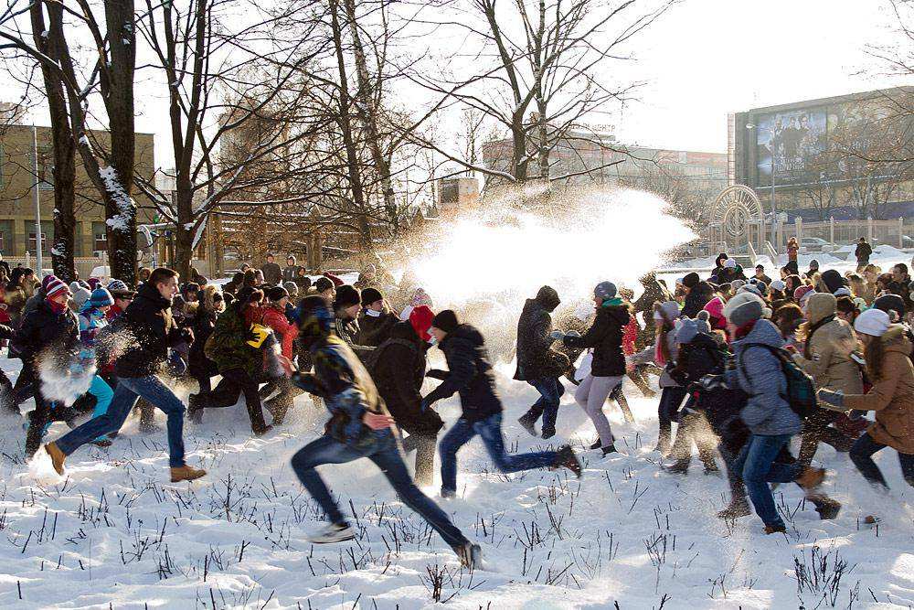 В снежной битве сразились около 100 человек
