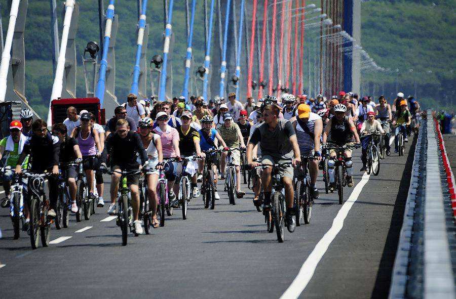Велосипедисты открыли мост на остров Русский