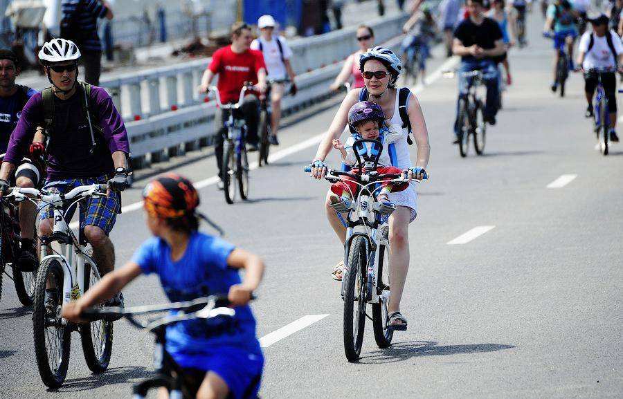 Велосипедисты открыли мост на остров Русский