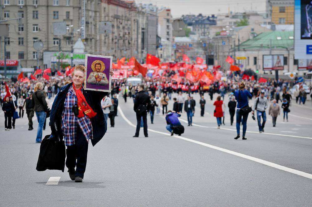 Блогер красна. Первомай шагает по Москве. Выставка блогерская на красной площади.