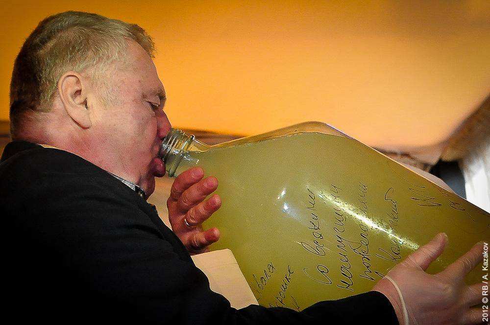 Жириновский пьет квас из бутыля