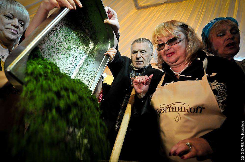Жириновский готовит окрошку