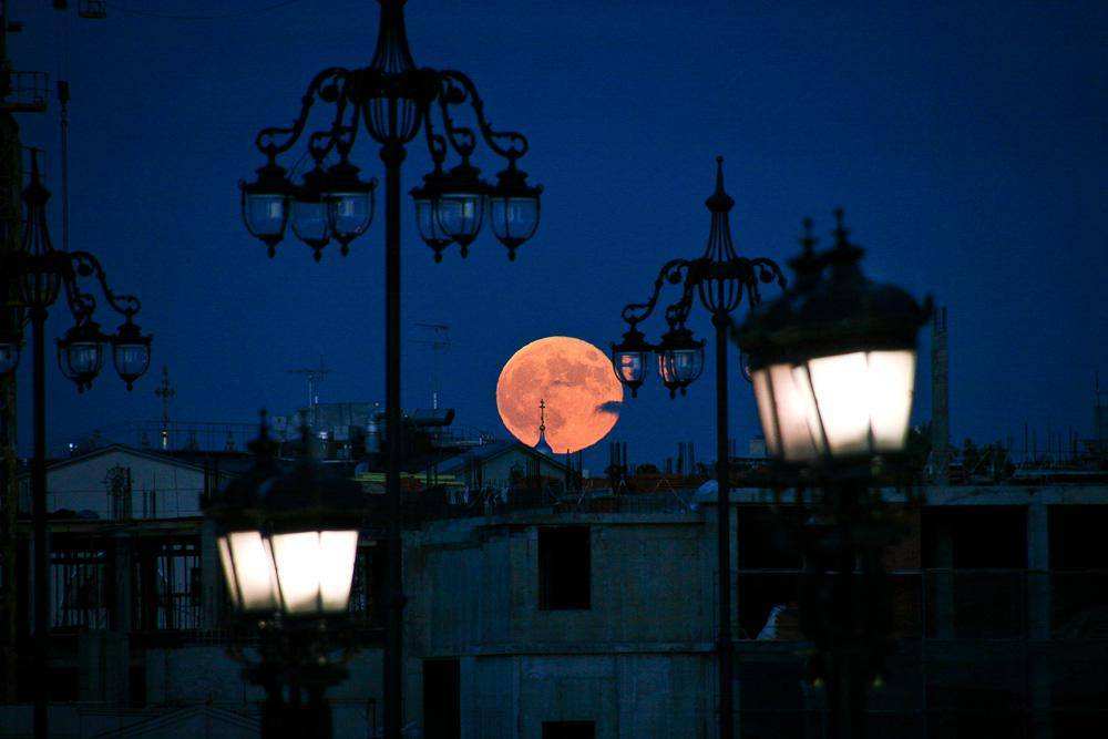 Полнолуние. Луна над Москвой