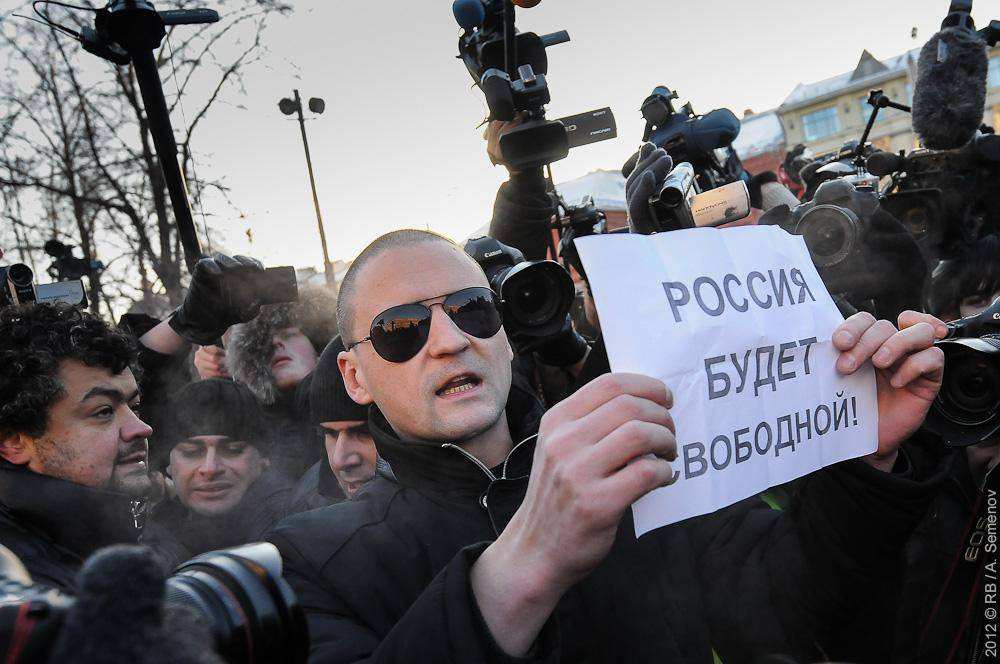 Гуляли на свободе. Фото очереди у Соловецкого камня за Навального.