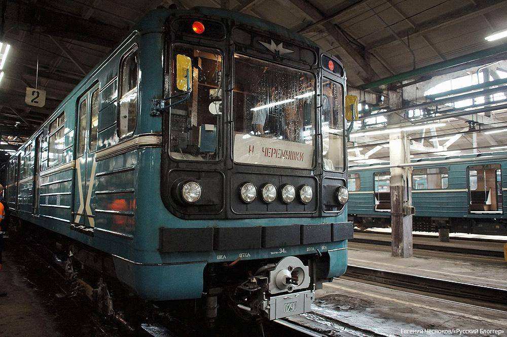 Репортаж: как моют вагоны в метро (Фото)