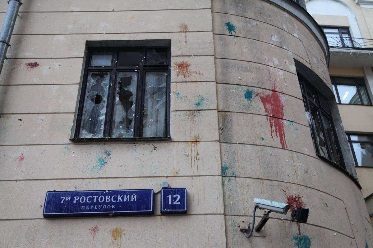 Протестующие разбили окна в посольстве Турции в Москве