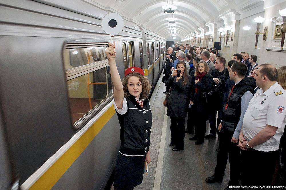 Пассажиры метро прокатились в ретровагонах и съели поезд