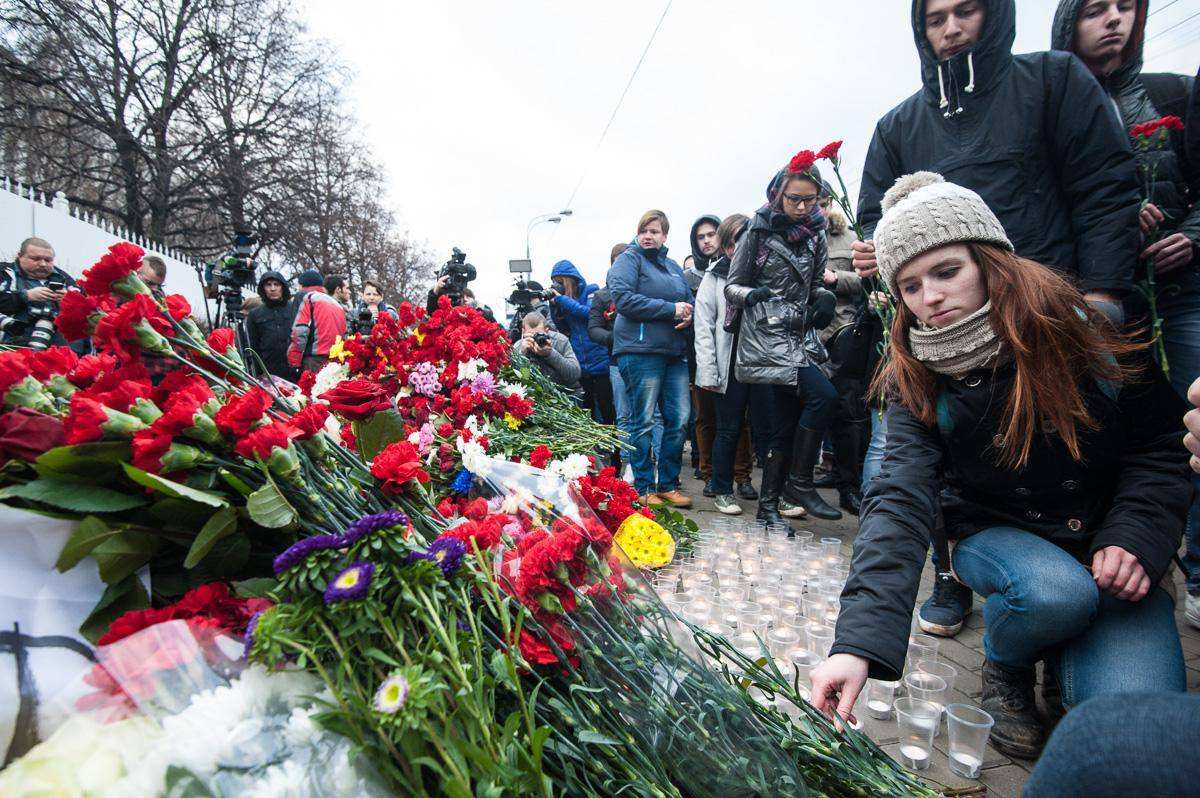 Сколько погибших на данное время. Возложение цветов к посольству Сирии в Москве.