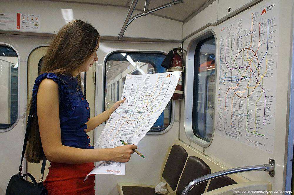 Схемы линий в вагонах метро станут крупнее