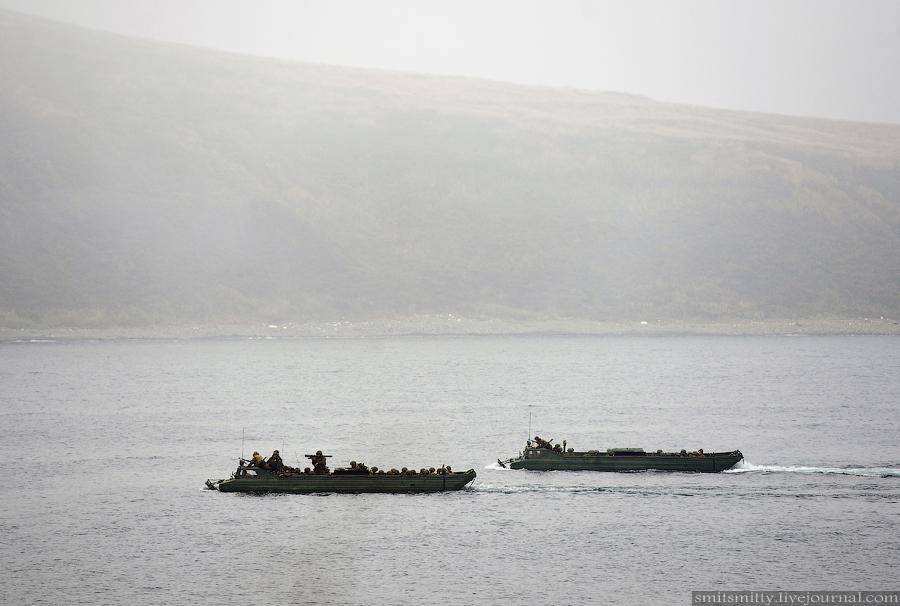 Высадка морского десанта во время тактического учения бригады морской пехоты ТОФ
