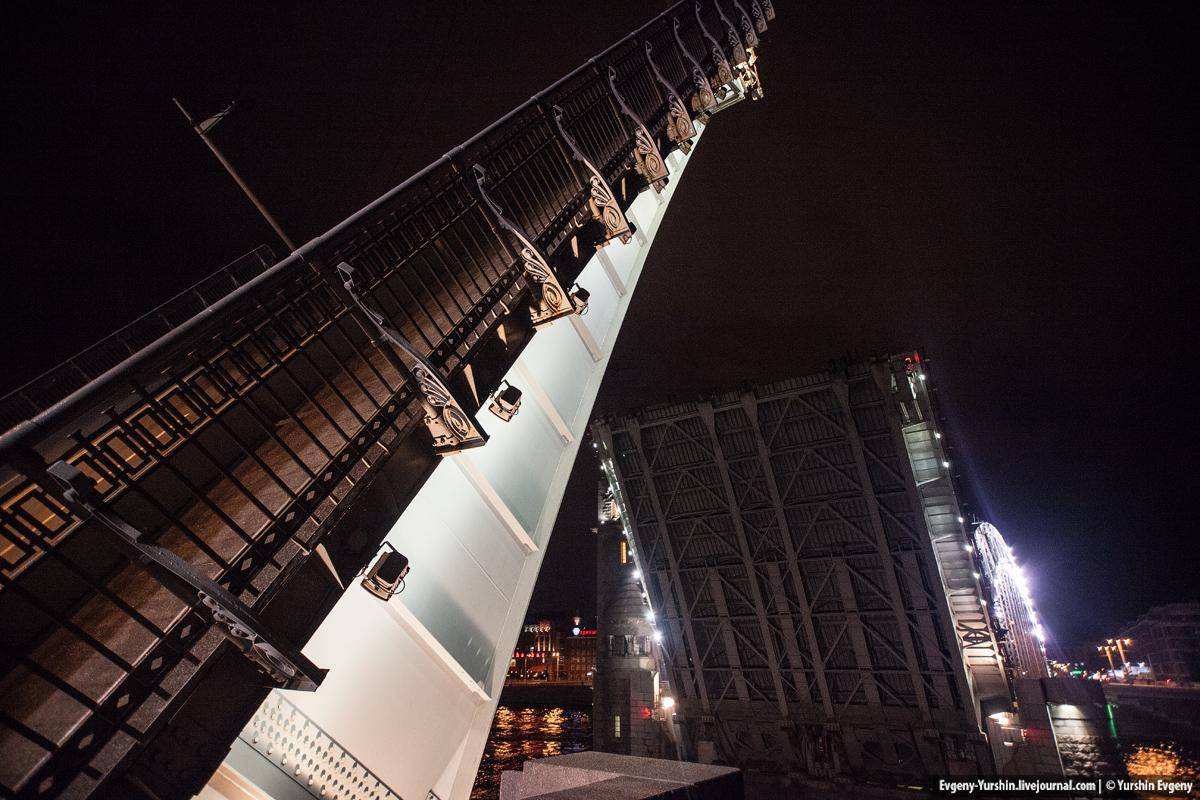 Разведены мосты все спят песни. Большеохтинский мост. Мост Петра Великого в Санкт-Петербурге. Необычные ракурсы мостов. Мосты СПБ необычный ракурс.