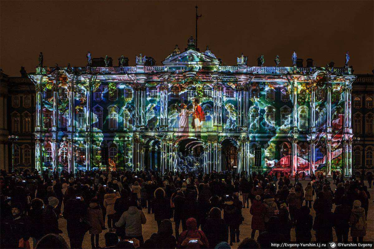 Световое шоу «Мистерия света» на фасаде Зимнего дворца