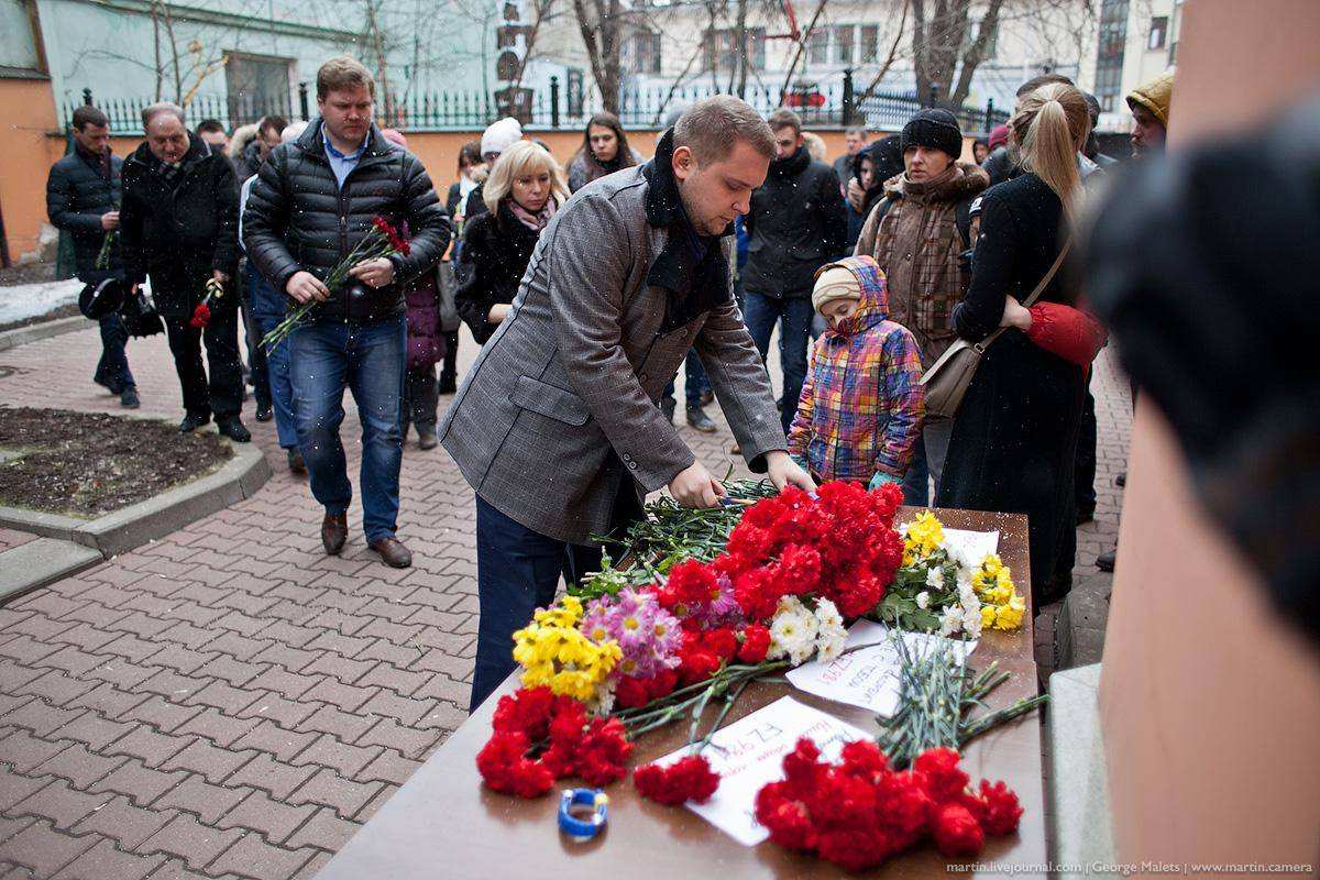 Москвичи несут цветы к представительству Ростовской области