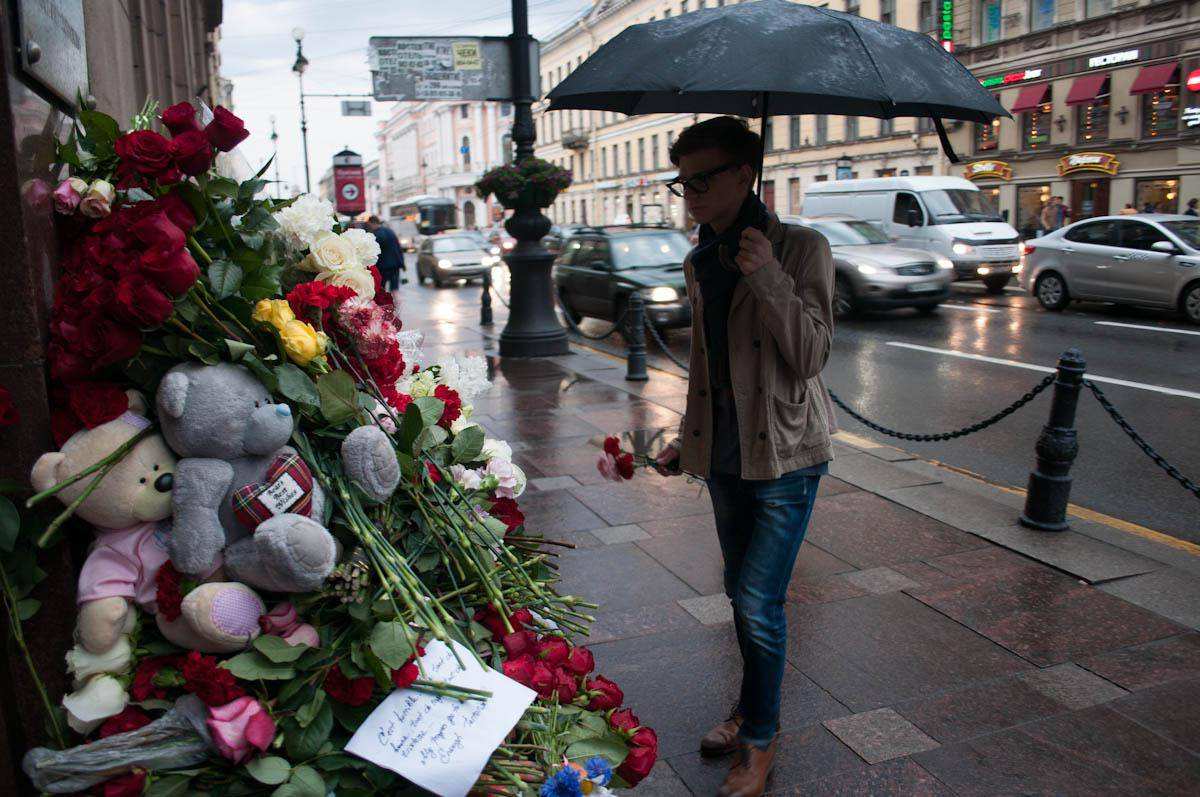 Петербуржцы скорбят по жертвам теракта в Ницце