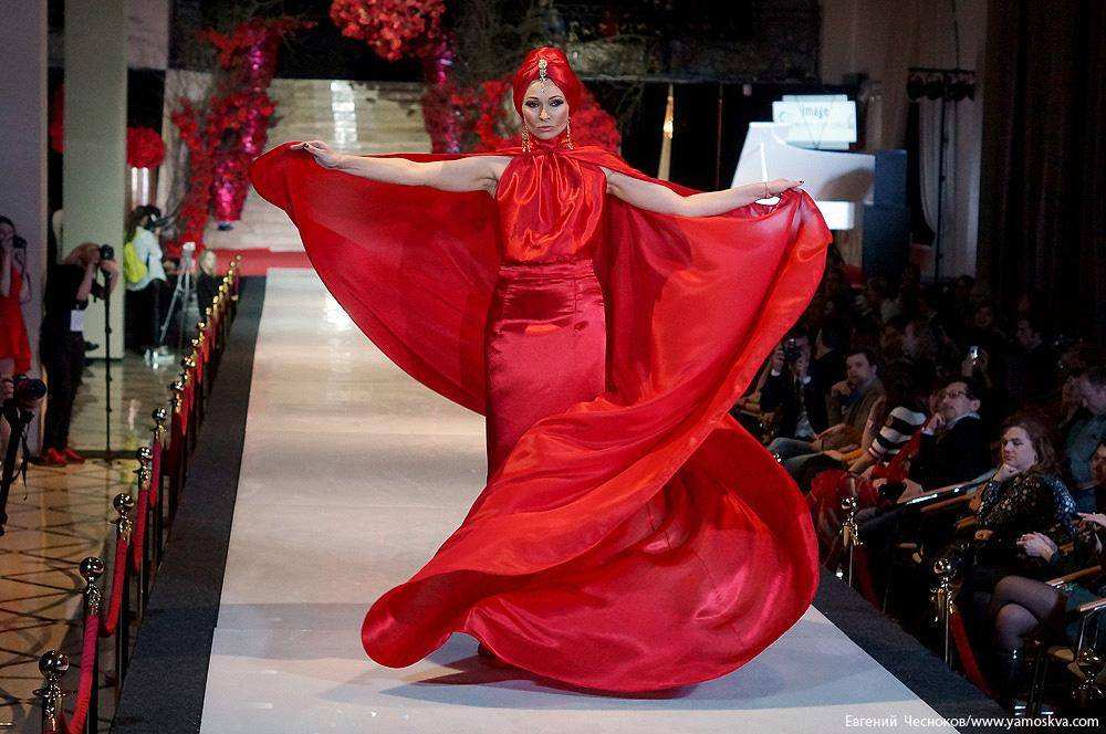 Показ модного дизайнера Галии Ахматовой «50 оттенков красного» 