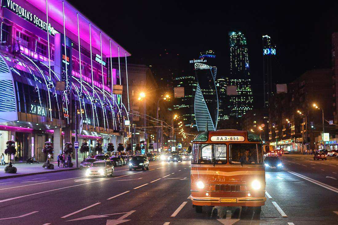 Ретро-автобусы проехались по ночной Москве