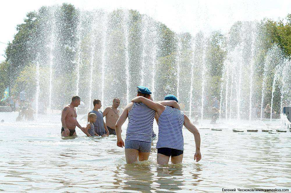 Синева расплескалась в парке Горького