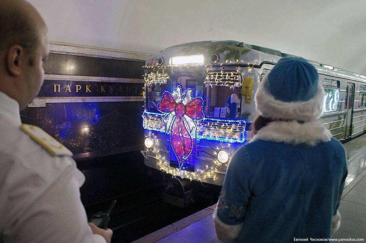 Новогодний поезд  в метро