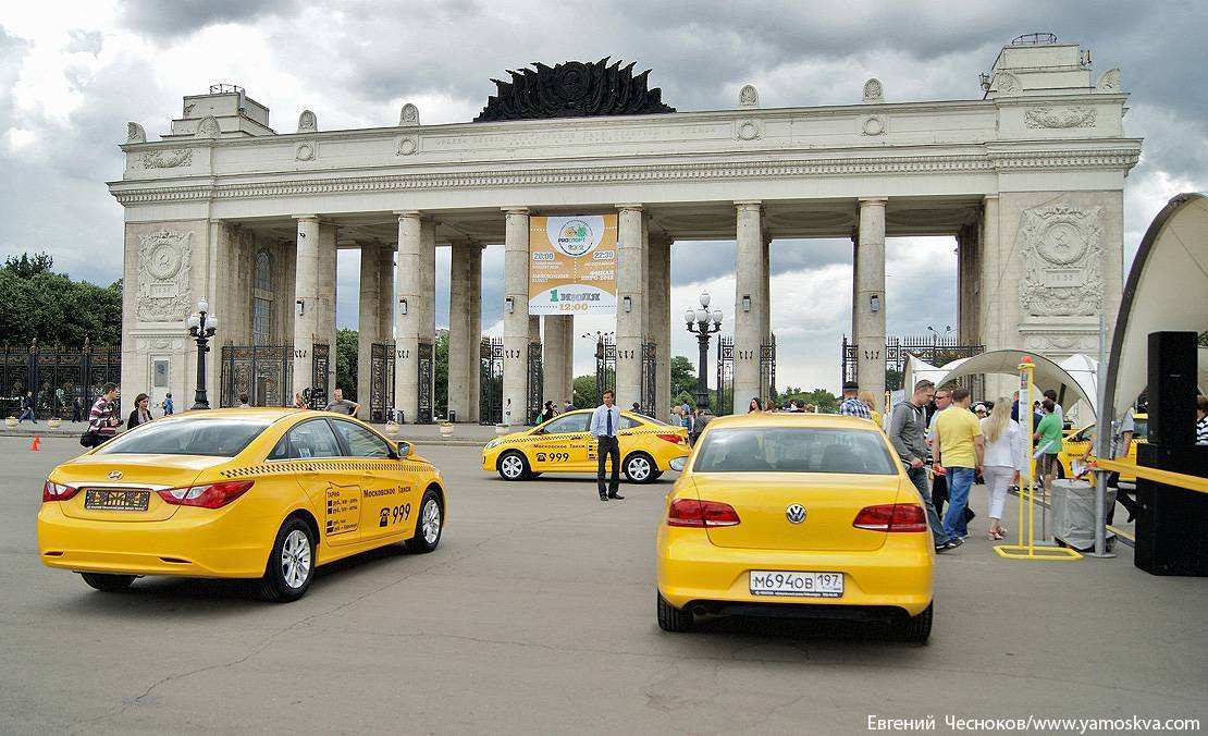 Такси мгу. Такси Москва. Московское такси. Такси в Москве фото. Парк социального такси в Москве.
