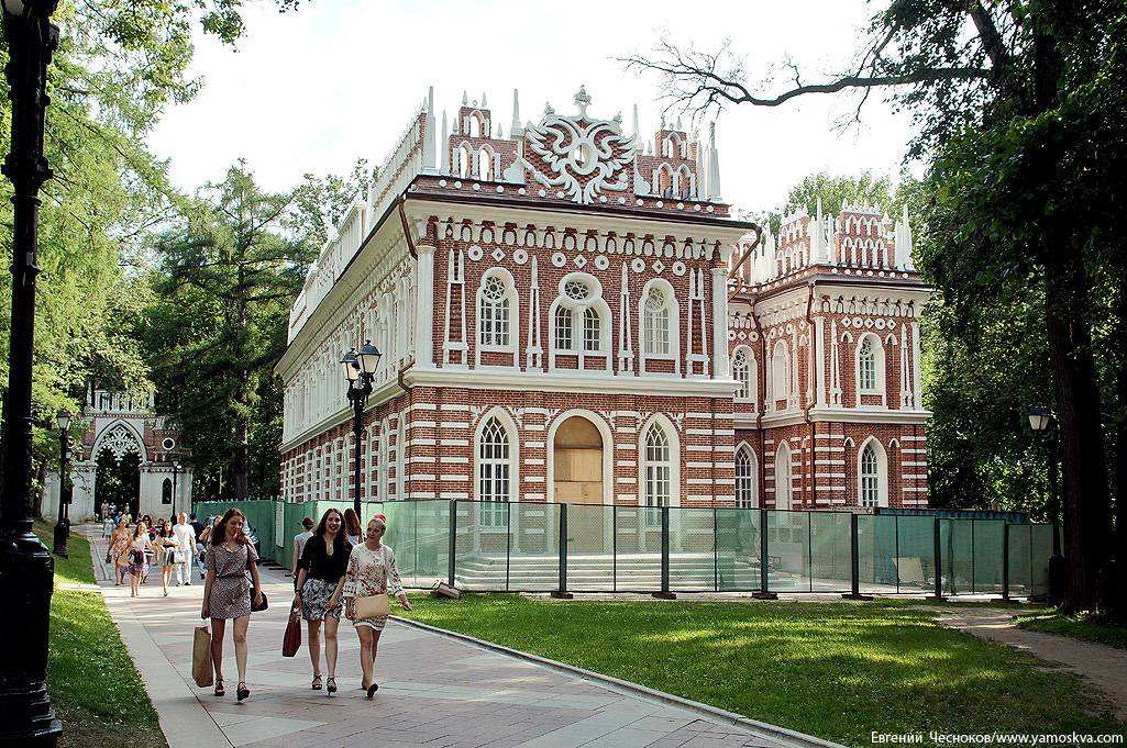 Оперный дом. Оперный театр Царицыно Царицыно. Средний дворец оперный дом в Царицыно. Виноградные ворота в Царицыно. Оперный театр в Царицыно через виноградные ворота.