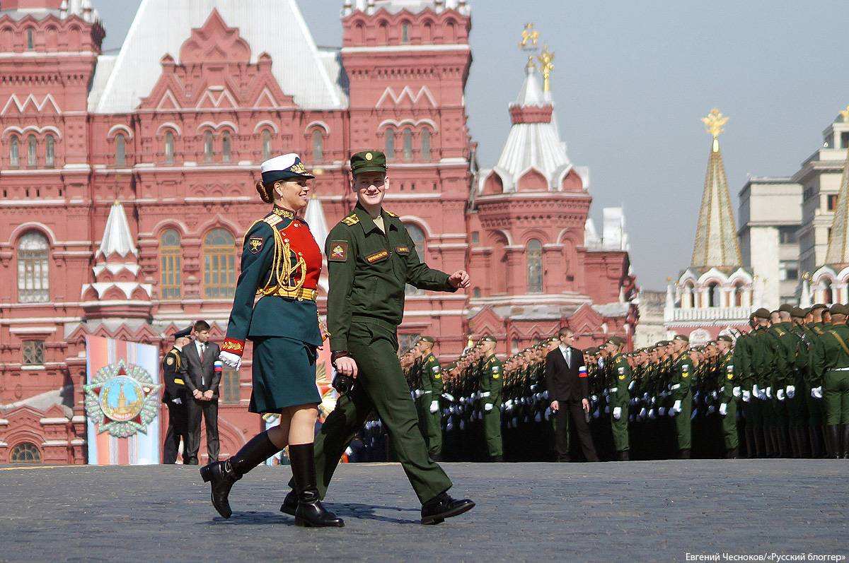 Командующие парадом на красной площади. Военные часовые на красной площади. Парад на красной площади 1986. Диктор парадов на красной площади. История военных парадов на красной площади фильм.