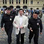 «Белое дефиле» закончилось в автозаке