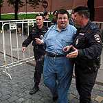 «Белое дефиле» закончилось в автозаке