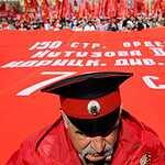 Коммунисты отметили День Победы шествием