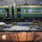 Электричку, раскрашенную вандалами, отмывают от краски