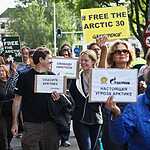 У посольства России в Гааге прошла акция протеста в поддержку активистов организации Greenpeace