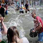 Водная битва в фонтане Дружба народов