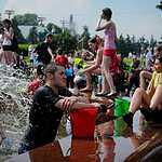 Водная битва в фонтане Дружба народов