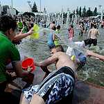 Водная битва в фонтане Дружба народов