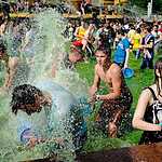 Водная битва в фонтане Дружба народов