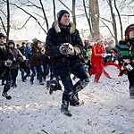 В снежной битве сразились около 100 человек