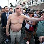 Жириновски купается в фонтане