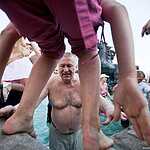 Жириновски купается в фонтане