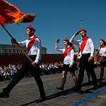 Зюганов принимает школьников в пионеры