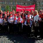 Зюганов принимает школьников в пионеры