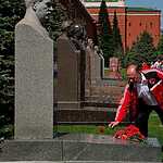 Зюганов принимает школьников в пионеры