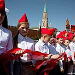 Зюганов принимает школьников в пионеры