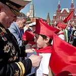 Зюганов принимает школьников в пионеры